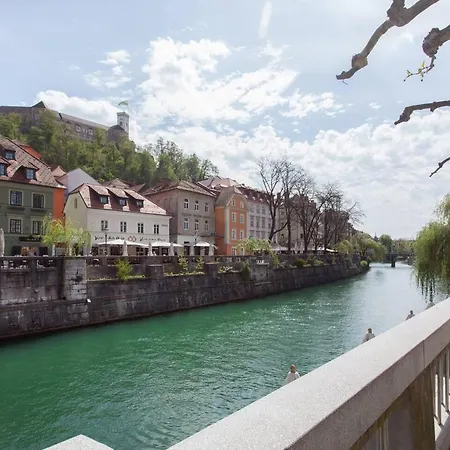 Riverbank In Centre! Apartment