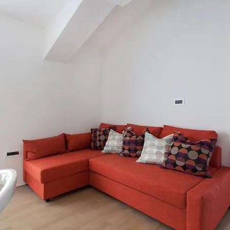 Riverbank In Centre! Apartment *